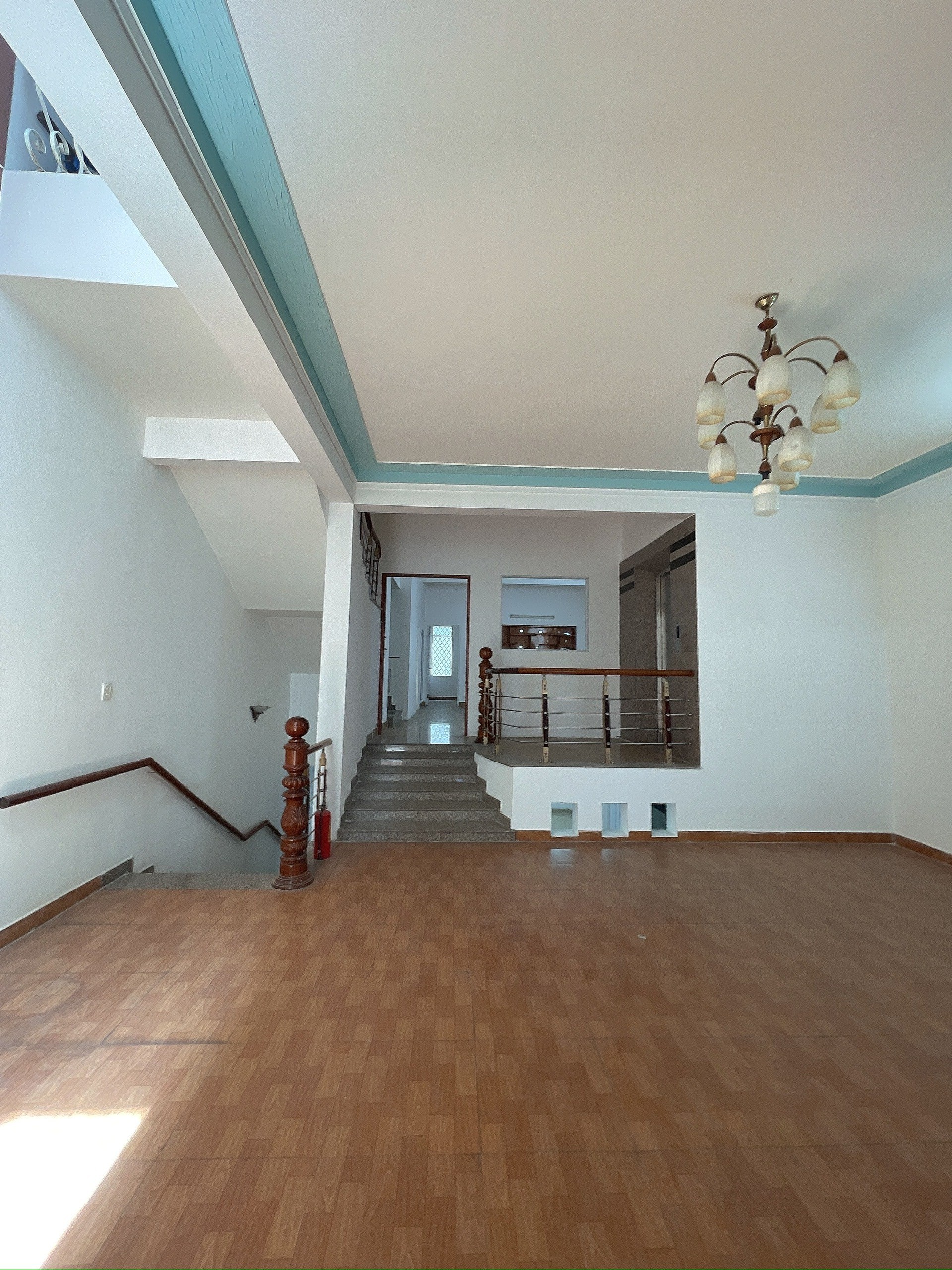 Cho Thuê Nhà Mặt Tiền Đường 2/9 Hải Châu Đà Nẵng ngang 7m, 4 Tầng, Có Thang Máy 2