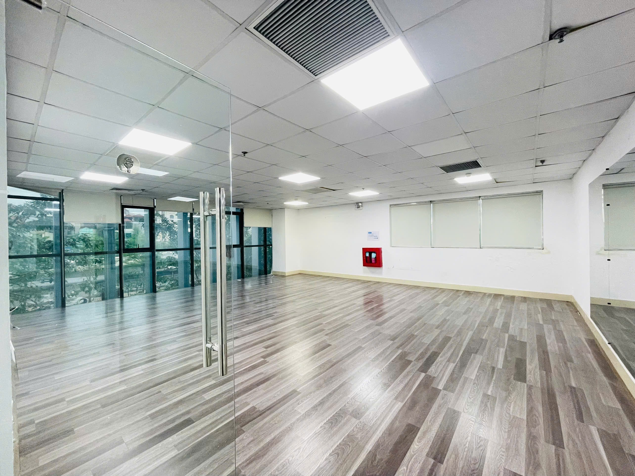 Cho thuê 430m sàn VP toà MHDI Hoàng Quốc Việt, giá hợp lý, sẵn bàn giao 3