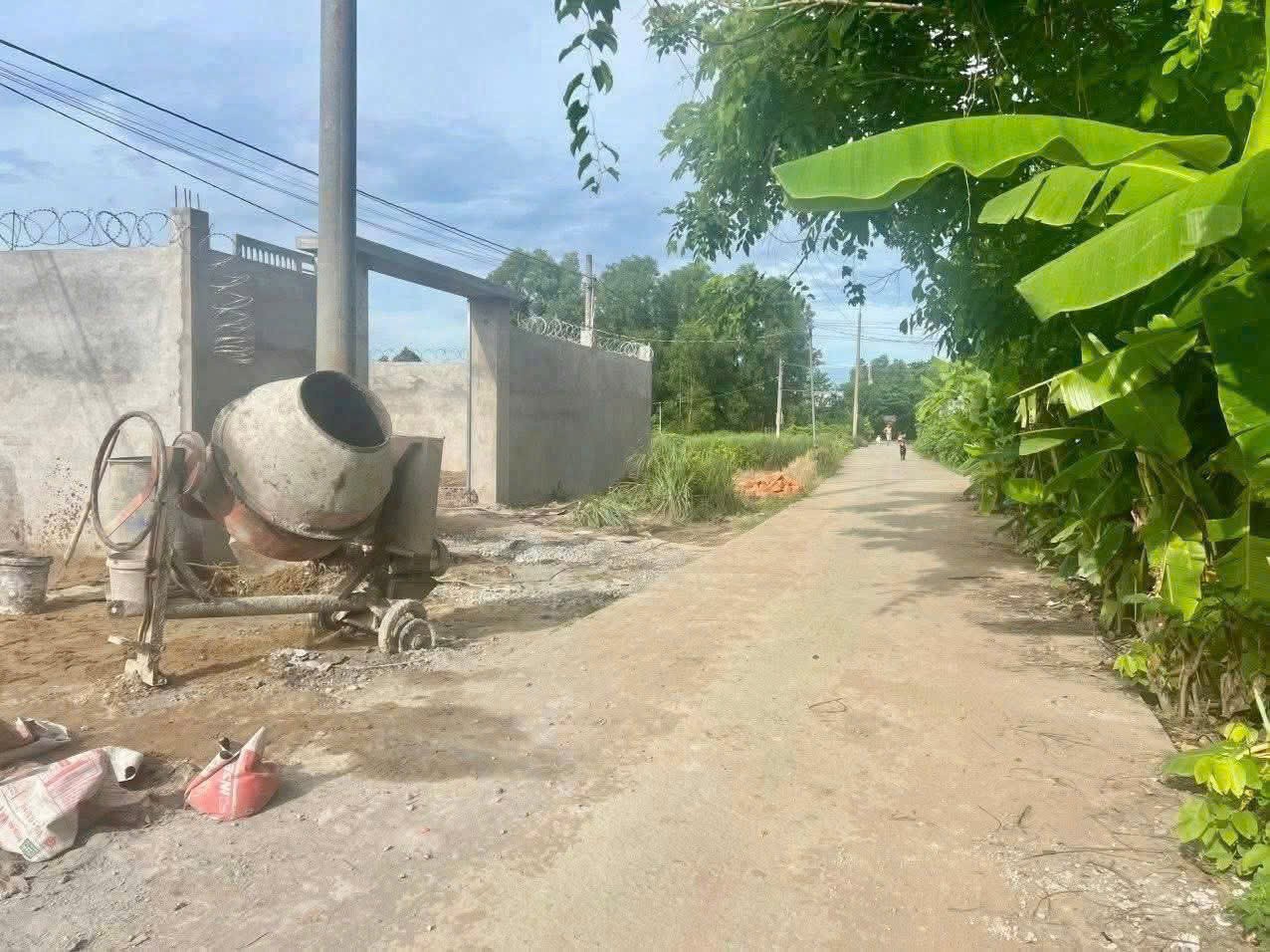 Bán đất đường oto beton xã Thạnh Đức , Bến Lức tdt 1000m2 ( 150m2 thổ) giá 2,5 tỷ 2