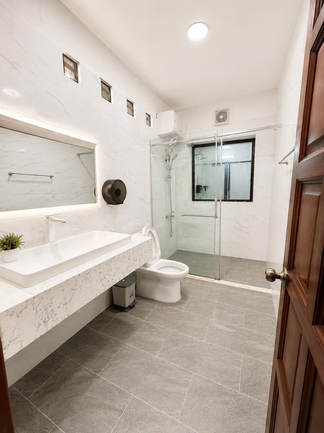 Cho thuê Nhà mặt tiền Quận 1, Hồ Chí Minh, Diện tích 200m², Giá Thương lượng