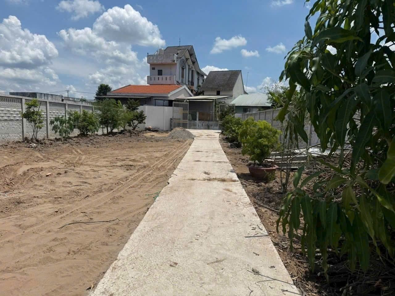 Bán nhà vườn mới xây có sân vườn , chòi thủy tạ xã Thạnh Đức tdt 1000m2 ( 300m2 thổ) giá 3 tỷ 3
