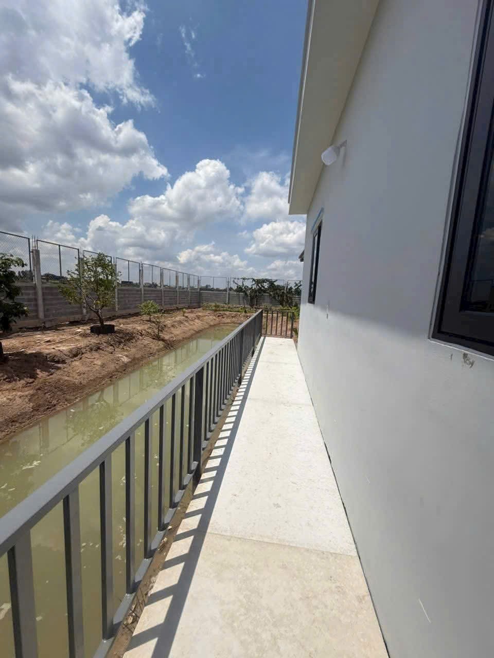 Bán nhà vườn mới xây có sân vườn , chòi thủy tạ xã Thạnh Đức tdt 1000m2 ( 300m2 thổ) giá 3 tỷ 8