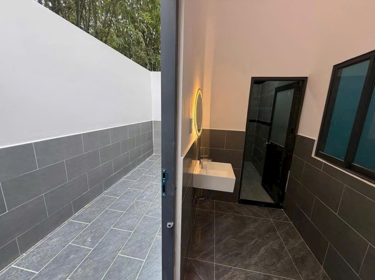 Bán 2 nhà mới xây phòng cách hiện đại, hẻm oto beton thị trấn Đức Hòa dt 120m2 4pn,2wc giá 2,55 tỷ 4