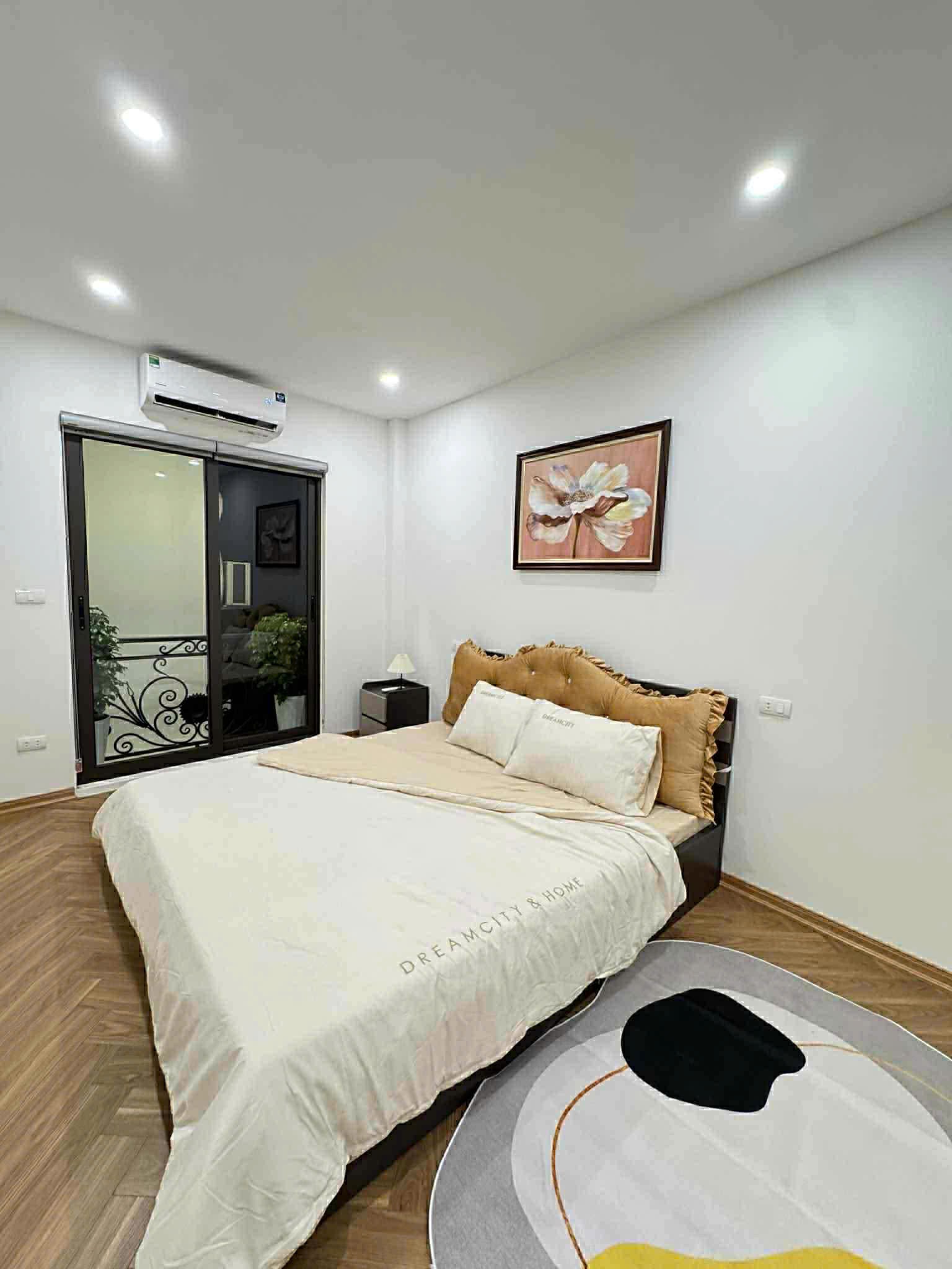 Nhà Đẹp Trung Tâm Thạch Bàn – Cổ Linh, 40m², Thang Máy Xịn, Giá Nhỉnh 11 Tỷ 2
