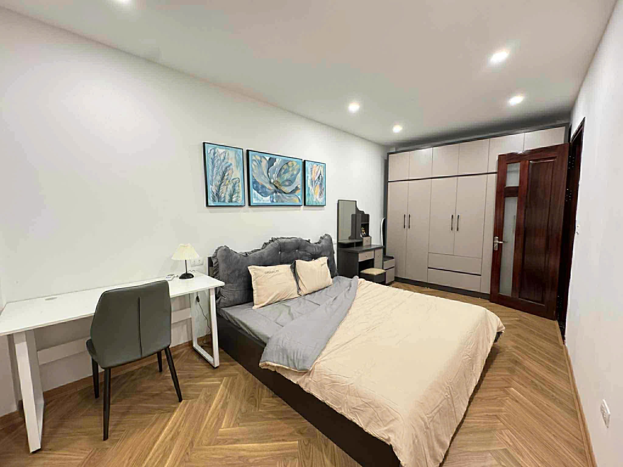 Nhà Đẹp Trung Tâm Thạch Bàn – Cổ Linh, 40m², Thang Máy Xịn, Giá Nhỉnh 11 Tỷ 3