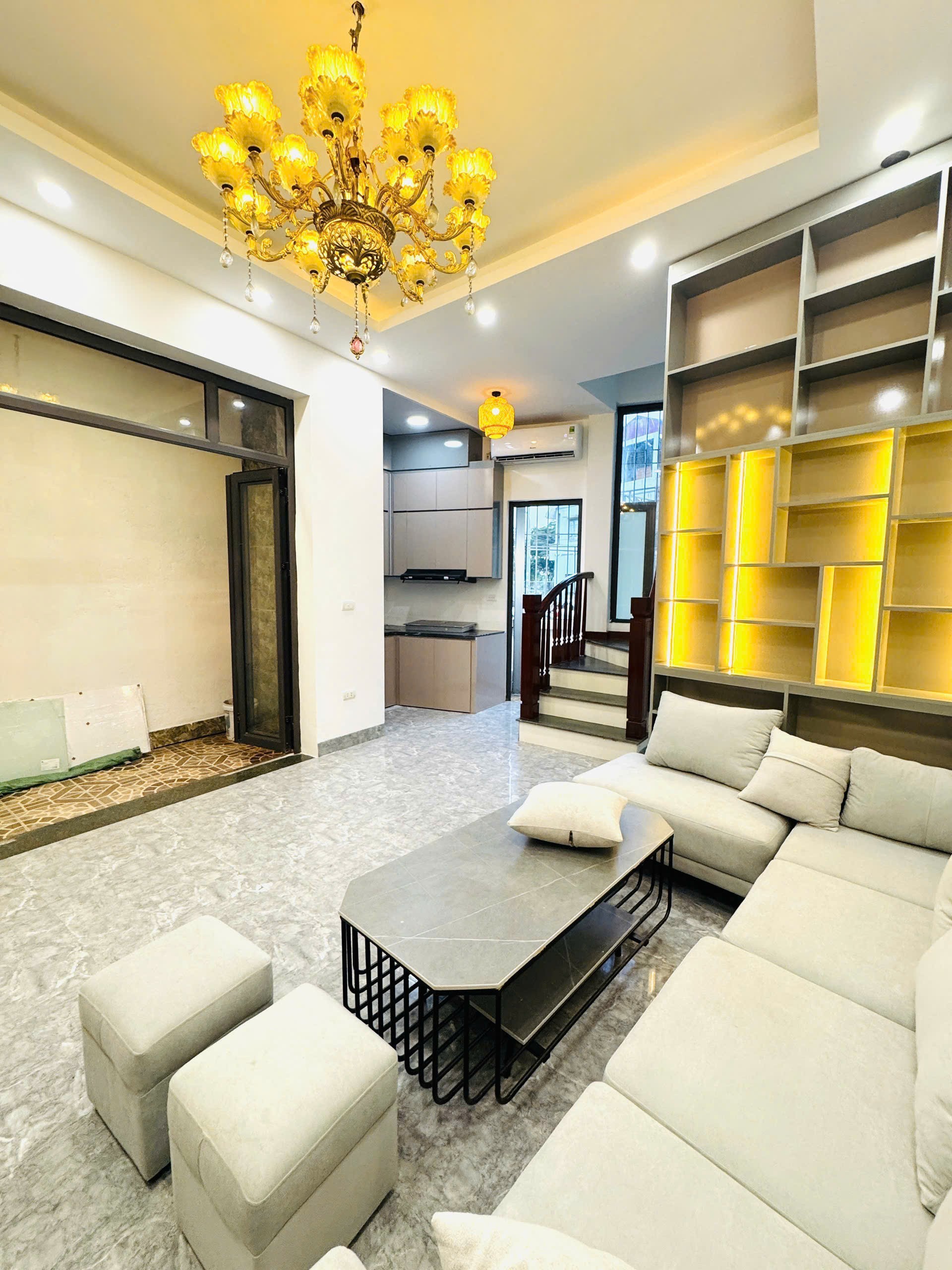 Nhà Đẹp Trung Tâm Thạch Bàn – Cổ Linh, 40m², Thang Máy Xịn, Giá Nhỉnh 11 Tỷ 4