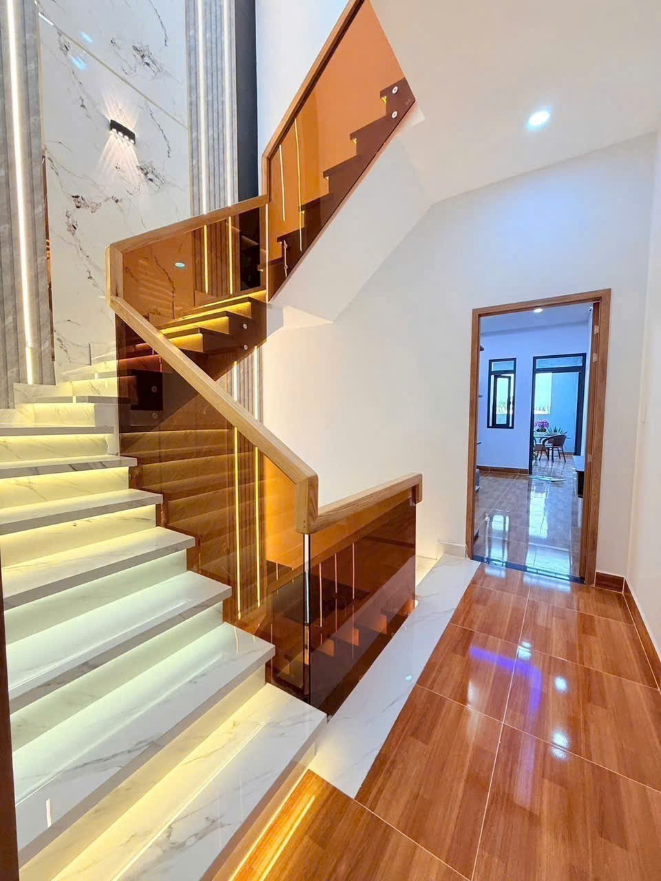 Bán nhà mới thiết kế hiện đại gần chợ Long Thượng dt 109m2, 2 lầu, 4pn,4wc hướng Tây giá chốt 3,75 8