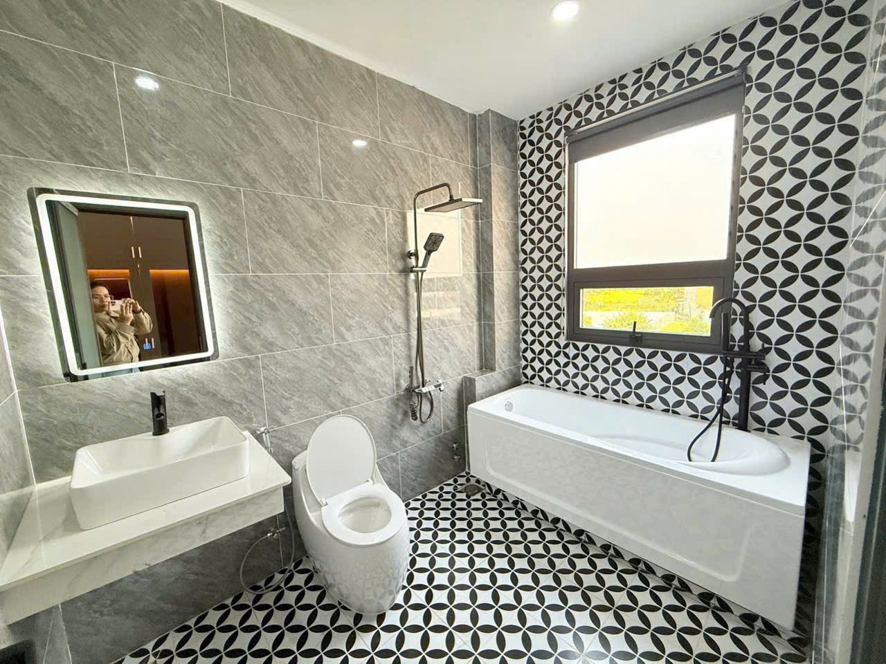 Bán nhà mới thiết kế hiện đại gần chợ Long Thượng dt 109m2, 2 lầu, 4pn,4wc hướng Tây giá chốt 3,75 13