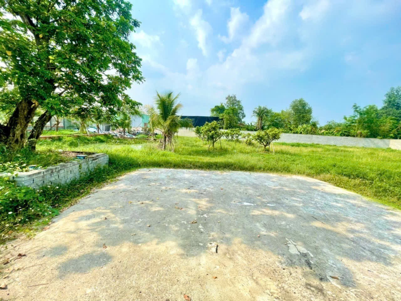Bán đất view kênh góc 2mt đường nhựa xã Nhuận Đức dt 1960m2 (400m2 thổ) giá 13,7 tỷ 2