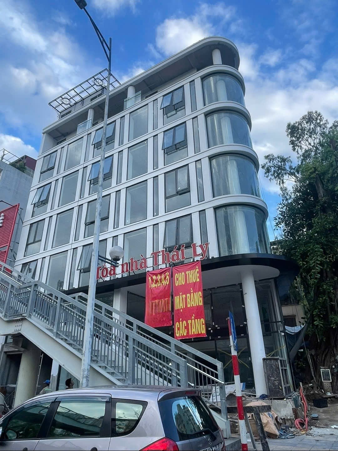 Cho thuê sàn VP 360m mặt phố Nguyễn Văn Huyên, sẵn vào hoạt động