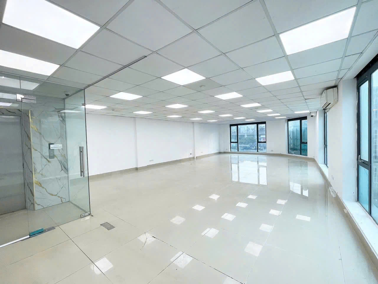Cho thuê sàn VP 360m mặt phố Nguyễn Văn Huyên, sẵn vào hoạt động 4