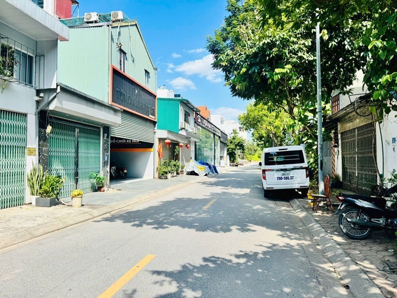 Cần bán 100m2 nhà C4 mặt phố Nguyễn Văn Hưởng. Khu dân trí cao, an ninh tốt, tiện ích nhiều