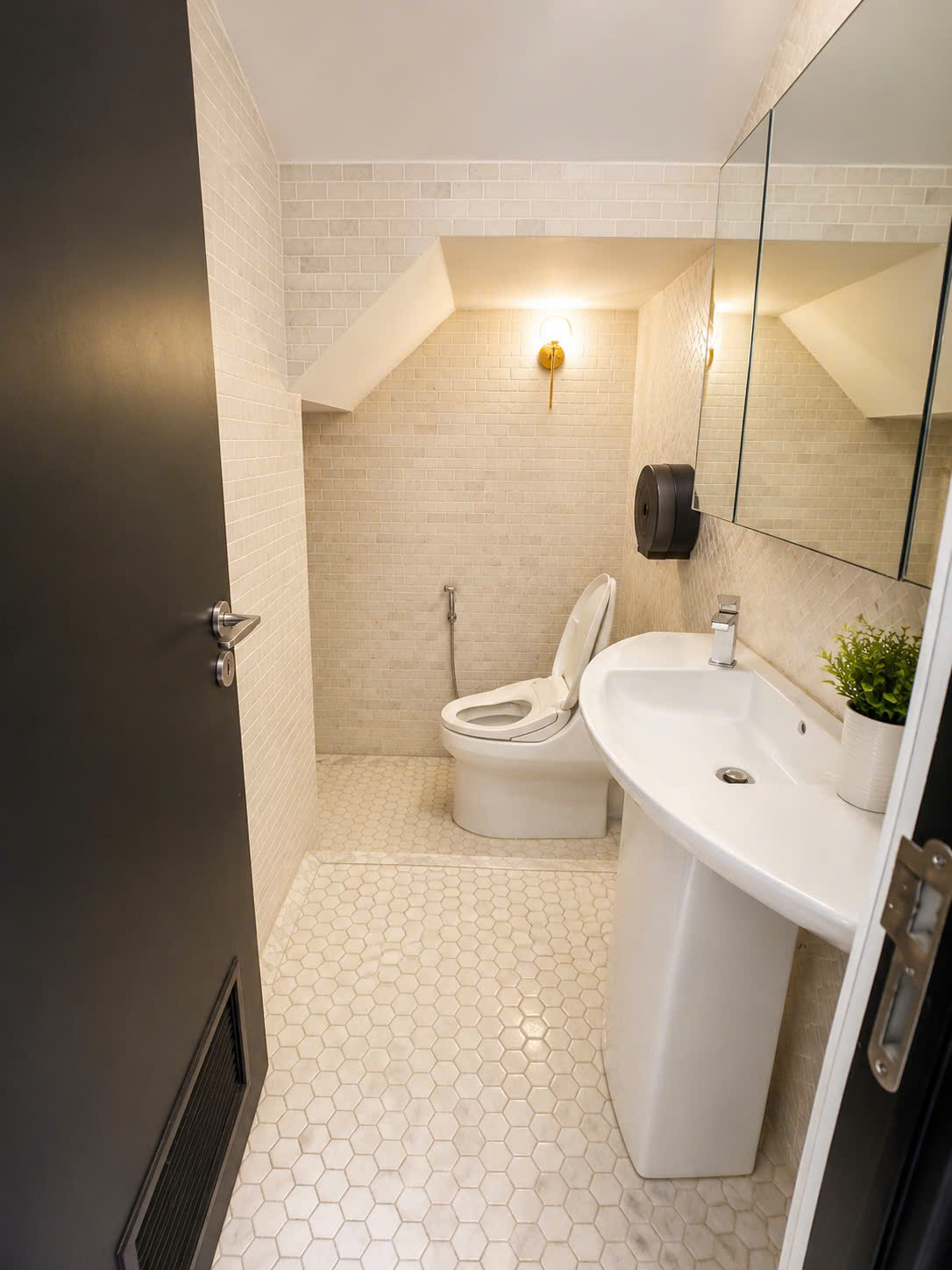 Cho thuê Biệt thự Quận 1, Hồ Chí Minh, Diện tích 200m², Giá Thương lượng 3