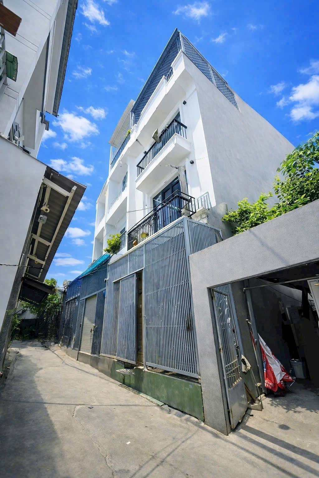 Chú Hải cần bán nhà đường Quận 7, gần Vincom, giá 6.9 tỷ, tặng nội thật