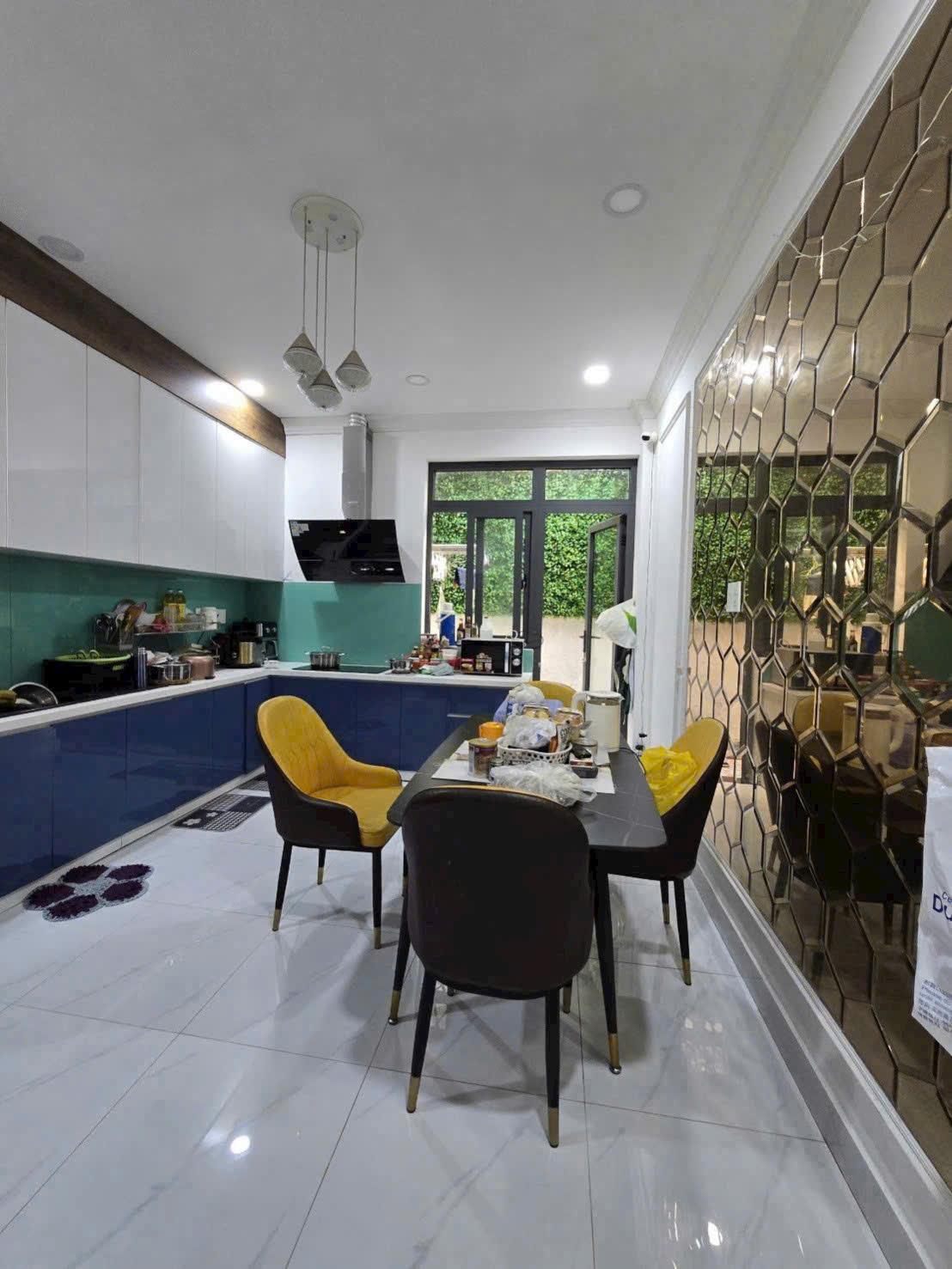 Chú Hải cần bán nhà đường Quận 7, gần Vincom, giá 6.9 tỷ, tặng nội thật 2