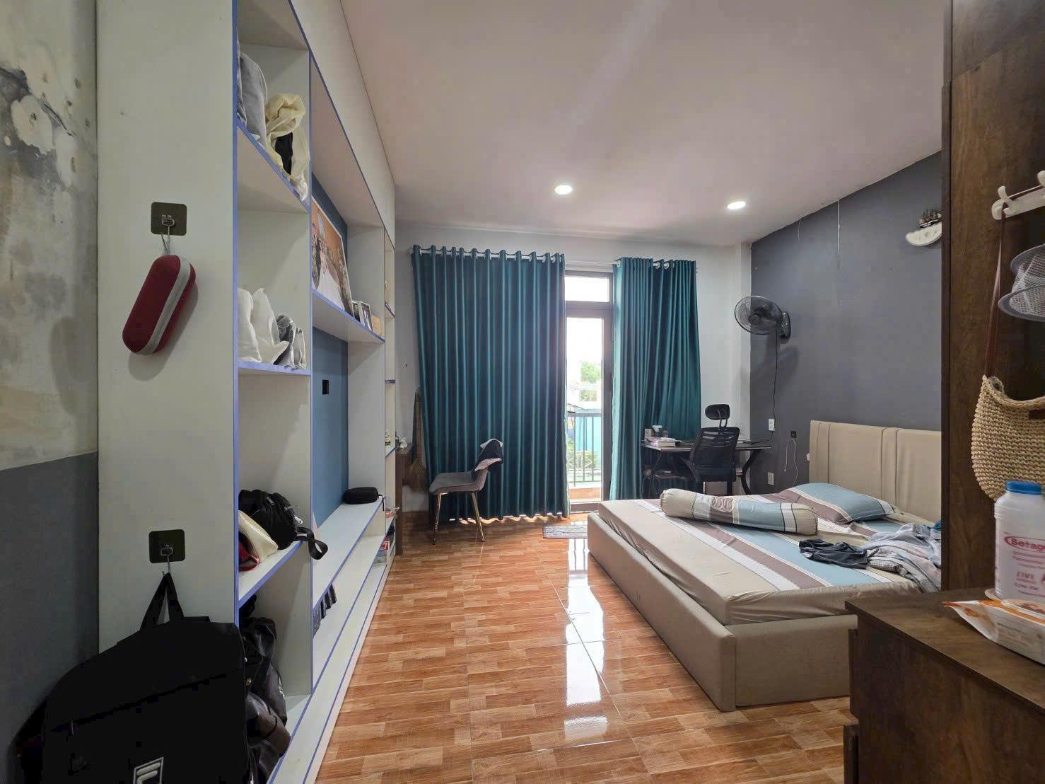 Chú Hải cần bán nhà đường Quận 7, gần Vincom, giá 6.9 tỷ, tặng nội thật 3