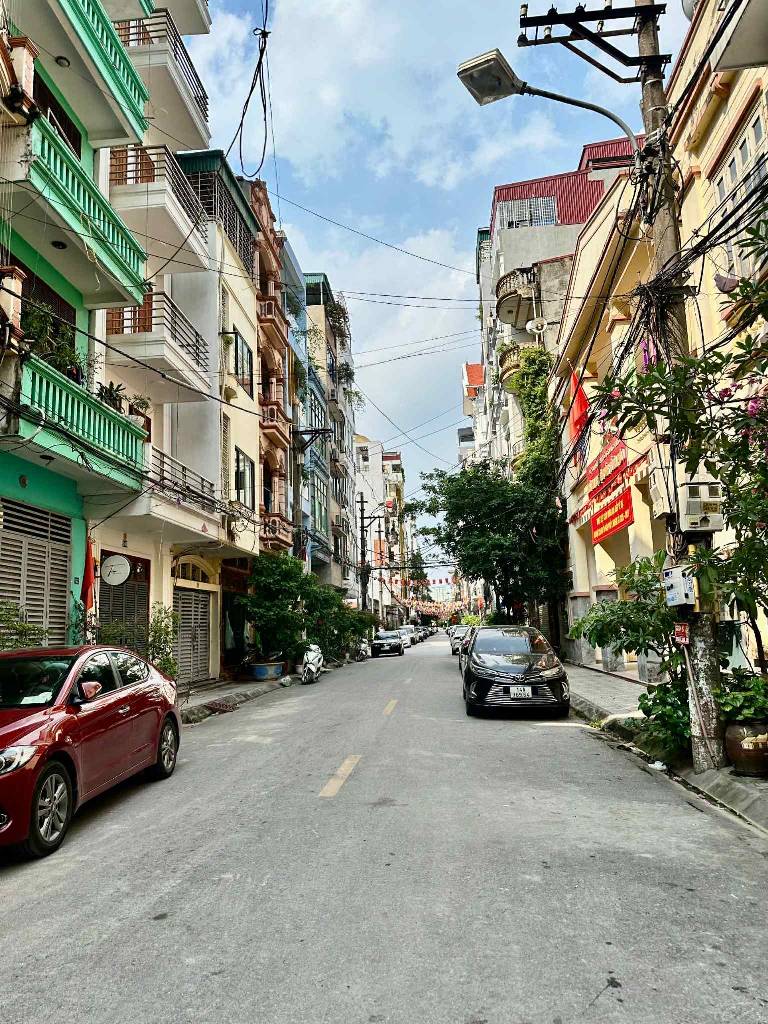 Đức giang,long biên 9 tỷ 60m phân lô ô tô,cần bán chuyển vào nam 3
