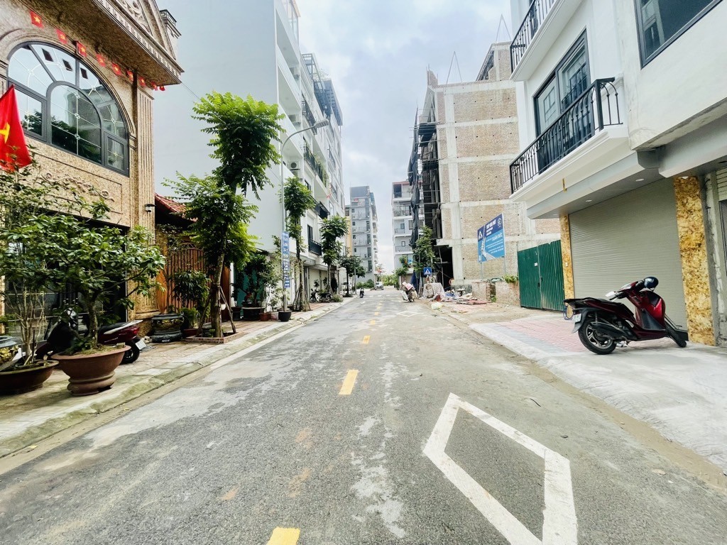 Ngọc thụy cạnh công viên Long Biên 11 tỷ 60m ô tô vỉa hè cạnh nhà 3
