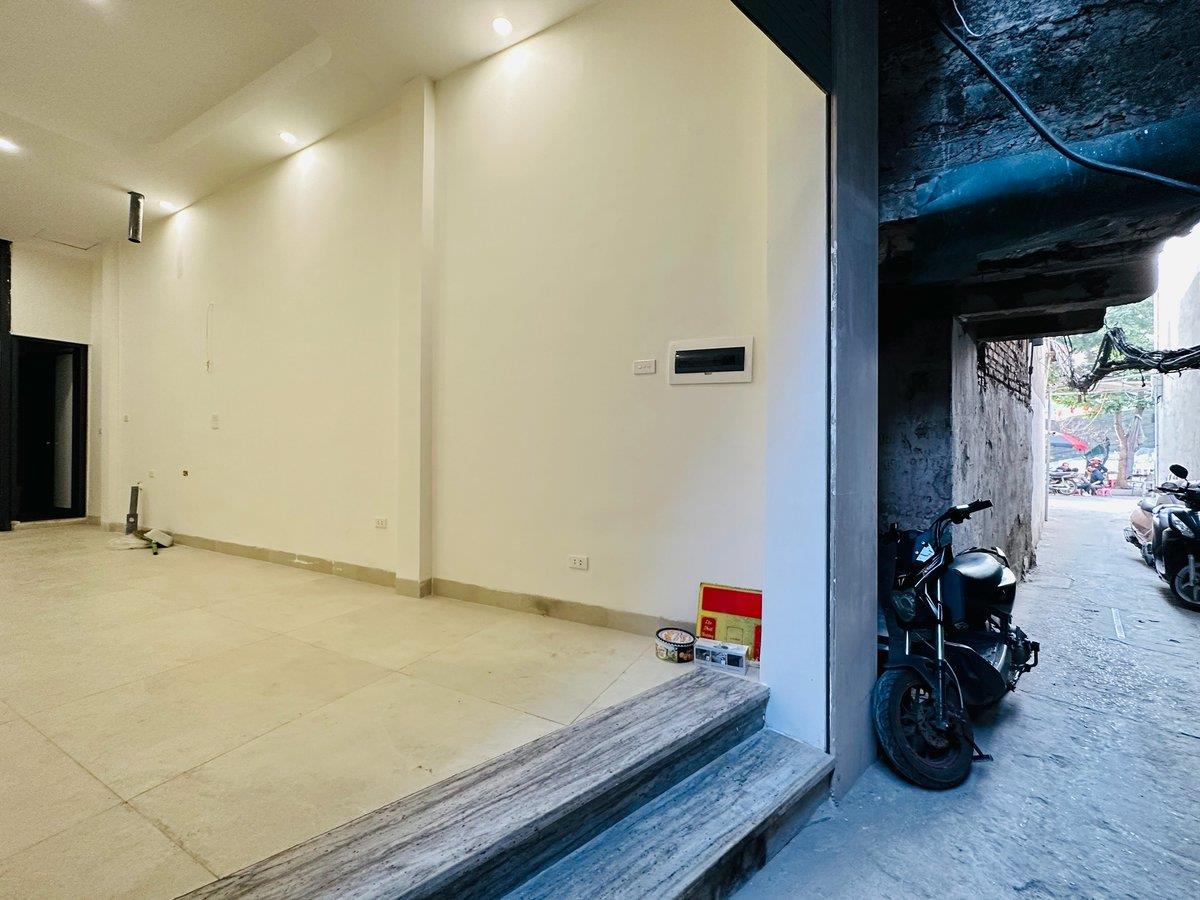 Nhỉnh 9 tỷ , thang máy , 10m ra Phố Phương Mai, 6 tầng thang máy, wiew Hồ, ánh sáng tươi cả ngày.
