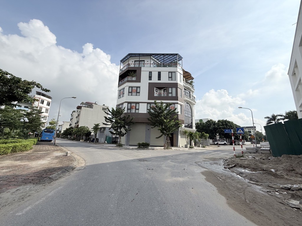 Ngọc thụy cạnh công viên Long Biên 10 tỷ 60m ô tô vỉa hè cạnh nhà 3