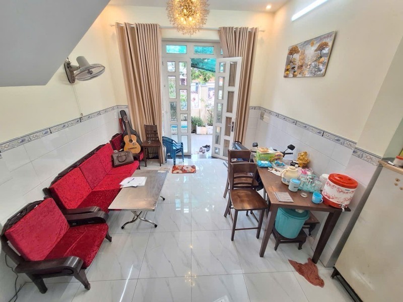 Bán nhà 3 tầng đường Số 8, Linh Trung, Thủ Đức, TP HCM. DT 106m2, sổ hồng riêng, giá 7.5 tỷ.