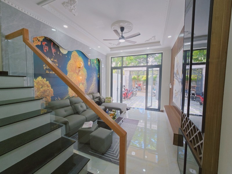 Bán nhà mặt phố đường Lò Lu, Q.9, Thủ Đức, TP HCM. DT 68m2, 4 tầng, sổ hồng riêng, giá 6,95 tỷ. 2