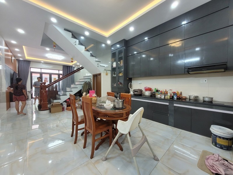 Bán nhà mặt phố đường số 13, Long Bình, Thủ Đức, TP HCM. DT 105m2, 4 tầng. Giá 7,5 tỷ