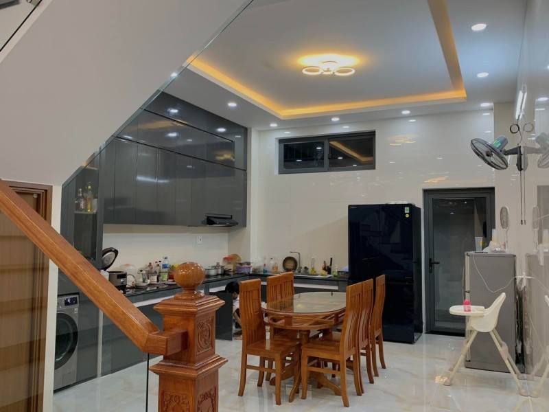 Bán nhà mặt phố đường số 13, Long Bình, Thủ Đức, TP HCM. DT 105m2, 4 tầng. Giá 7,5 tỷ 3