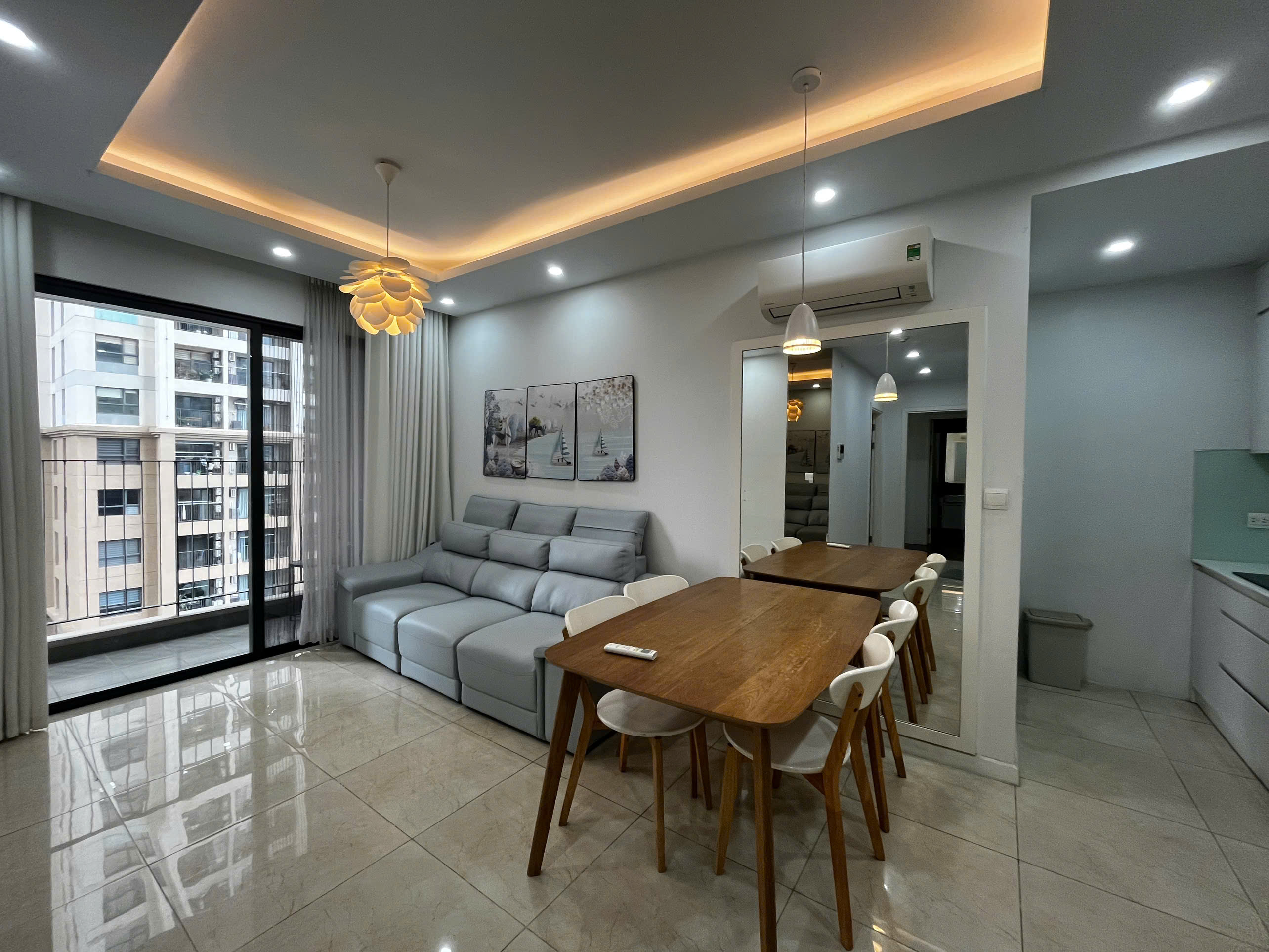 Bán căn hộ 2PN Vinhomes D'Capitale 76m2, view phố giá 8.3 tỷ 2