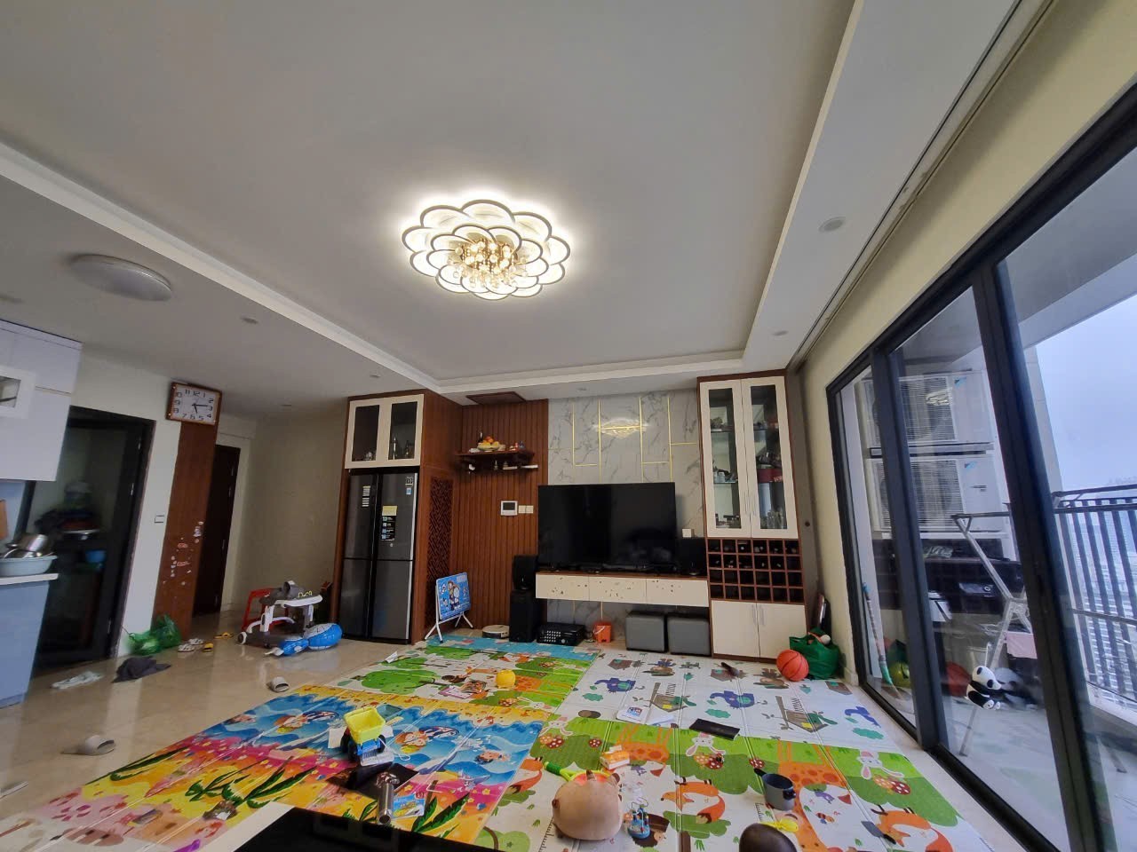 Bán căn hộ 3PN-95m2 tại VINHOMES D'CAPITALE, view hồ, full nội thất, giá 11.8 tỷ