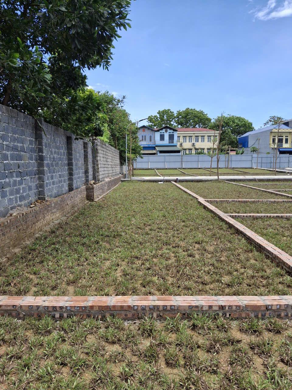 Tôi cần bán mảnh đất diện tích 59m2 , Mặt tiền 4m, nở hậu, sổ đỏ sẵn có, 100% đất ở. Vị trí gần 2