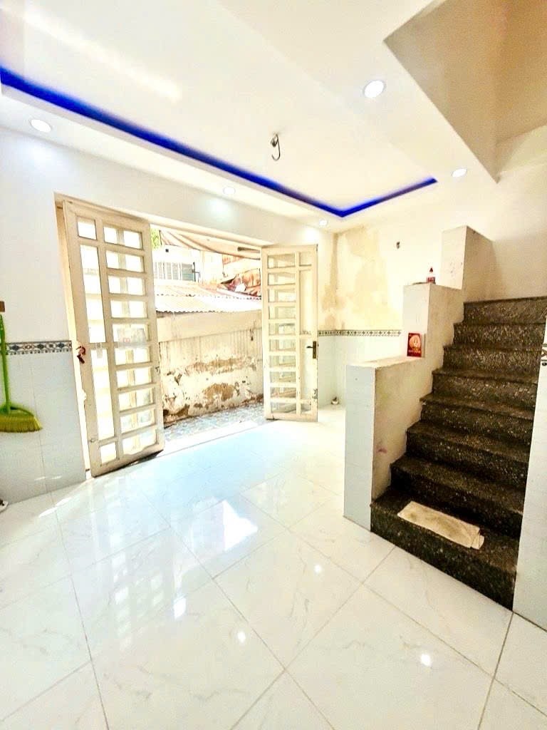 BÁN NHÀ 38M2- 3 TẦNG CHỈ 4.75T- Đ.ĐOÀN VĂN BƠ THÔNG VỚI KHU 20 THƯỚC GẦN Đ.XE HƠI- RA PHỐ ẨM THỰC 2