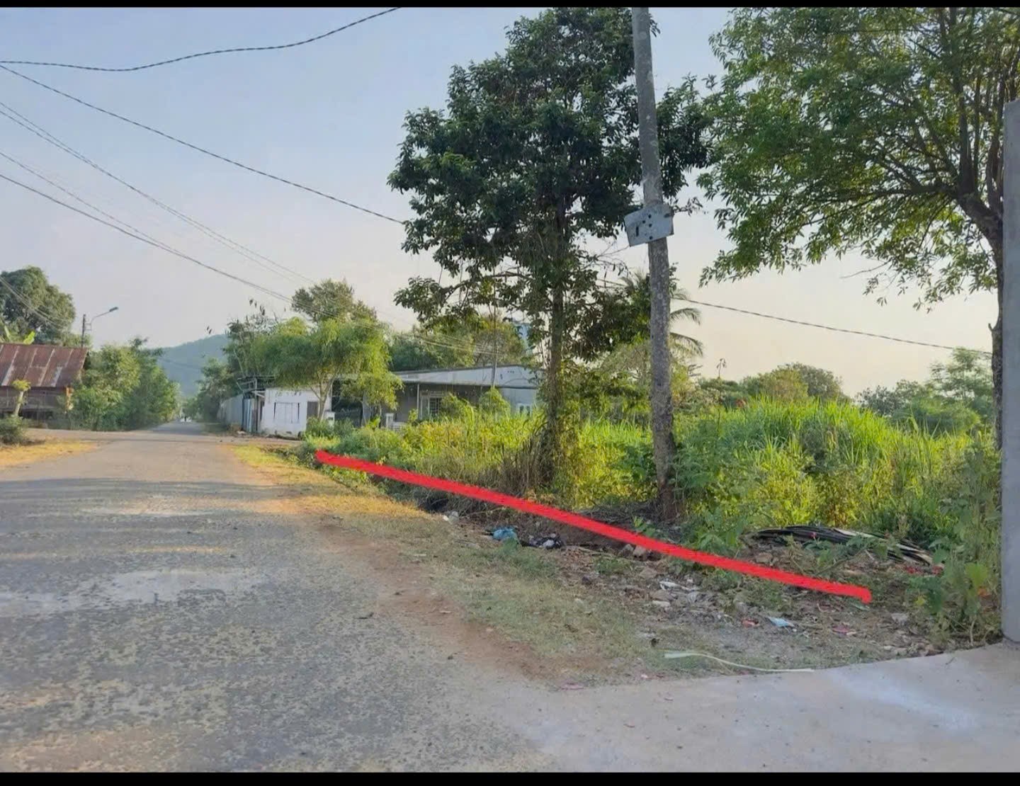 Vị trí đất nằm tại xã Hà Mòn, khu vực dân cư đang phát triển ổn định, rất phù hợp cho anh chị mua