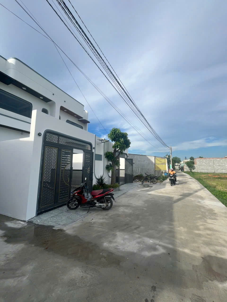 Bán 2 nhà mới xây gần chợ đình Mỹ Hạnh Bắc dt 150m2 full thổ 1 lầu 4pn,5wc hướng Nam giá 2,9 tỷ / c 2