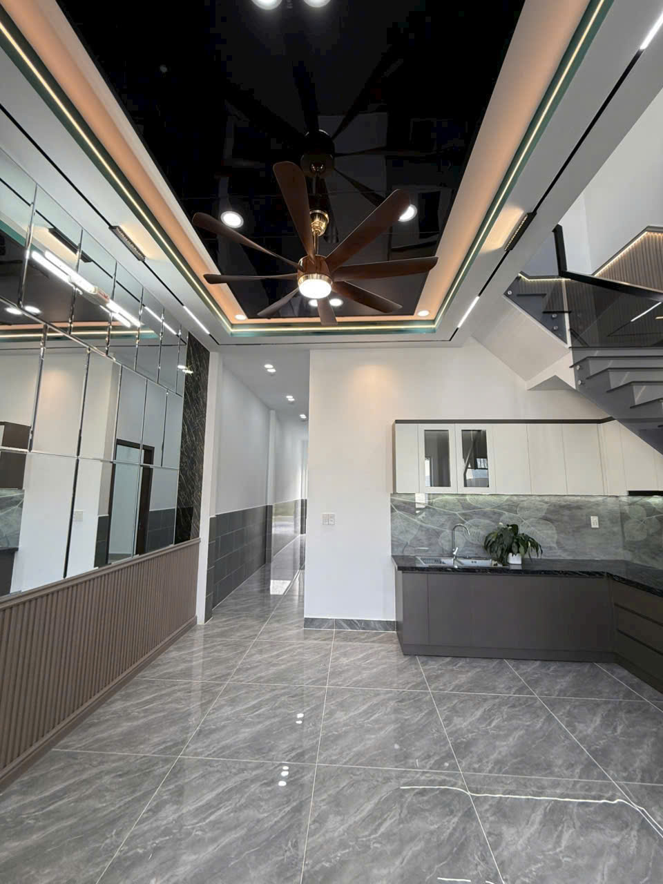Bán 2 nhà mới xây gần chợ đình Mỹ Hạnh Bắc dt 150m2 full thổ 1 lầu 4pn,5wc hướng Nam giá 2,9 tỷ / c 7