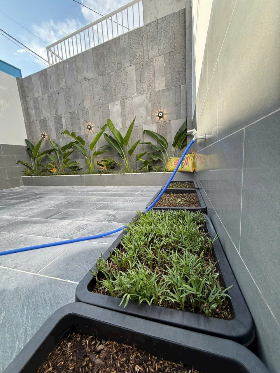 Bán 2 nhà mới xây gần chợ đình Mỹ Hạnh Bắc dt 150m2 full thổ 1 lầu 4pn,5wc hướng Nam giá 2,9 tỷ / c 10