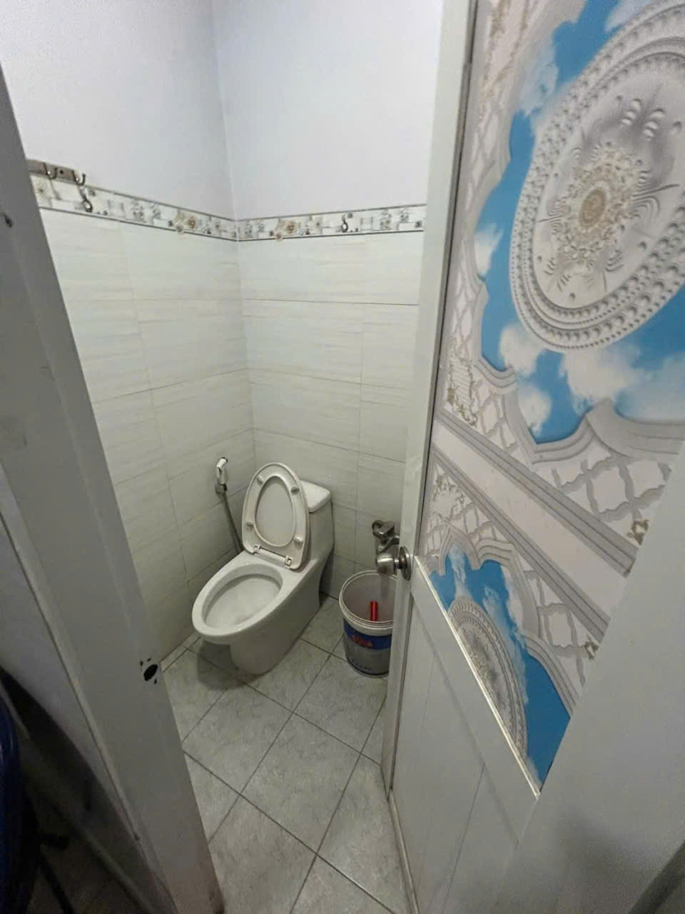 Bán nhà nghỉ mặt tiền gần chợ Long Cang mới dt 130m2 , 1 lầu, 8pn, 9wc + 1 kiot giá 4,9 tỷ 9