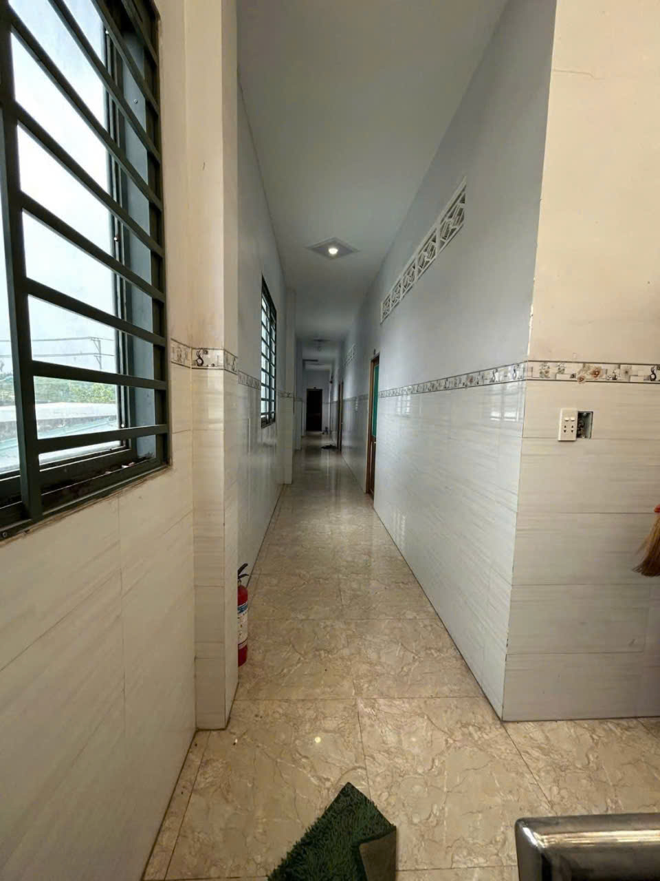 Bán nhà nghỉ mặt tiền gần chợ Long Cang mới dt 130m2 , 1 lầu, 8pn, 9wc + 1 kiot giá 4,9 tỷ 15