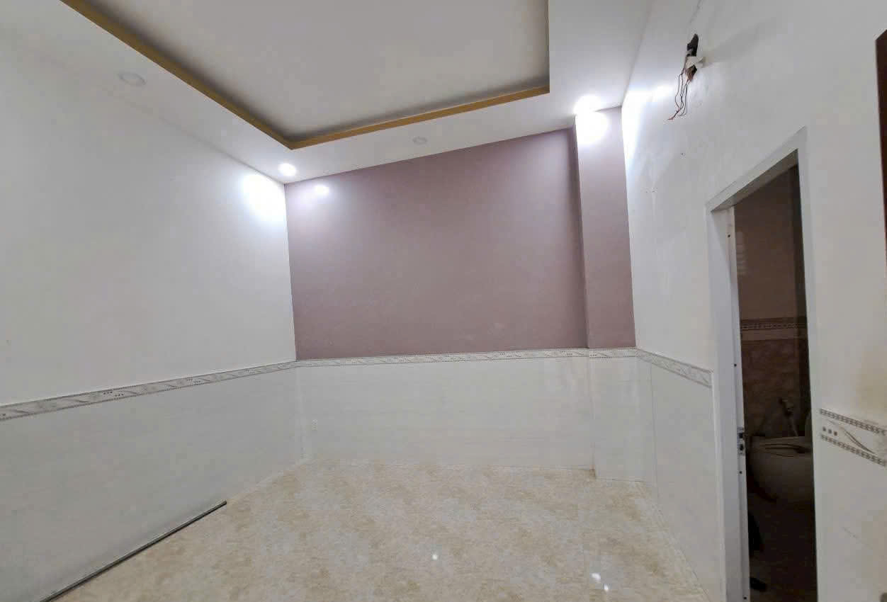 Bán nhà mặt tiền gần Chợ Mới xã Long Cang dt 100m2 full thổ 1 lầu ,3pn , 3wc giá chốt 3,9 tỷ 2