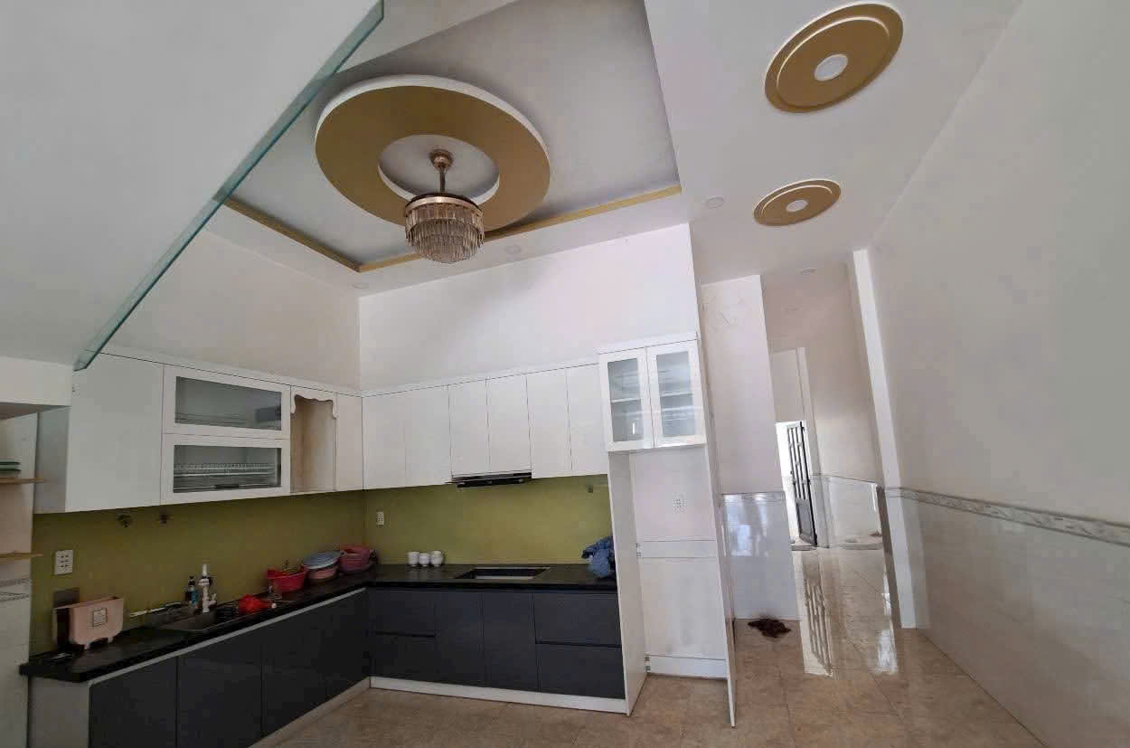Bán nhà mặt tiền gần Chợ Mới xã Long Cang dt 100m2 full thổ 1 lầu ,3pn , 3wc giá chốt 3,9 tỷ 3