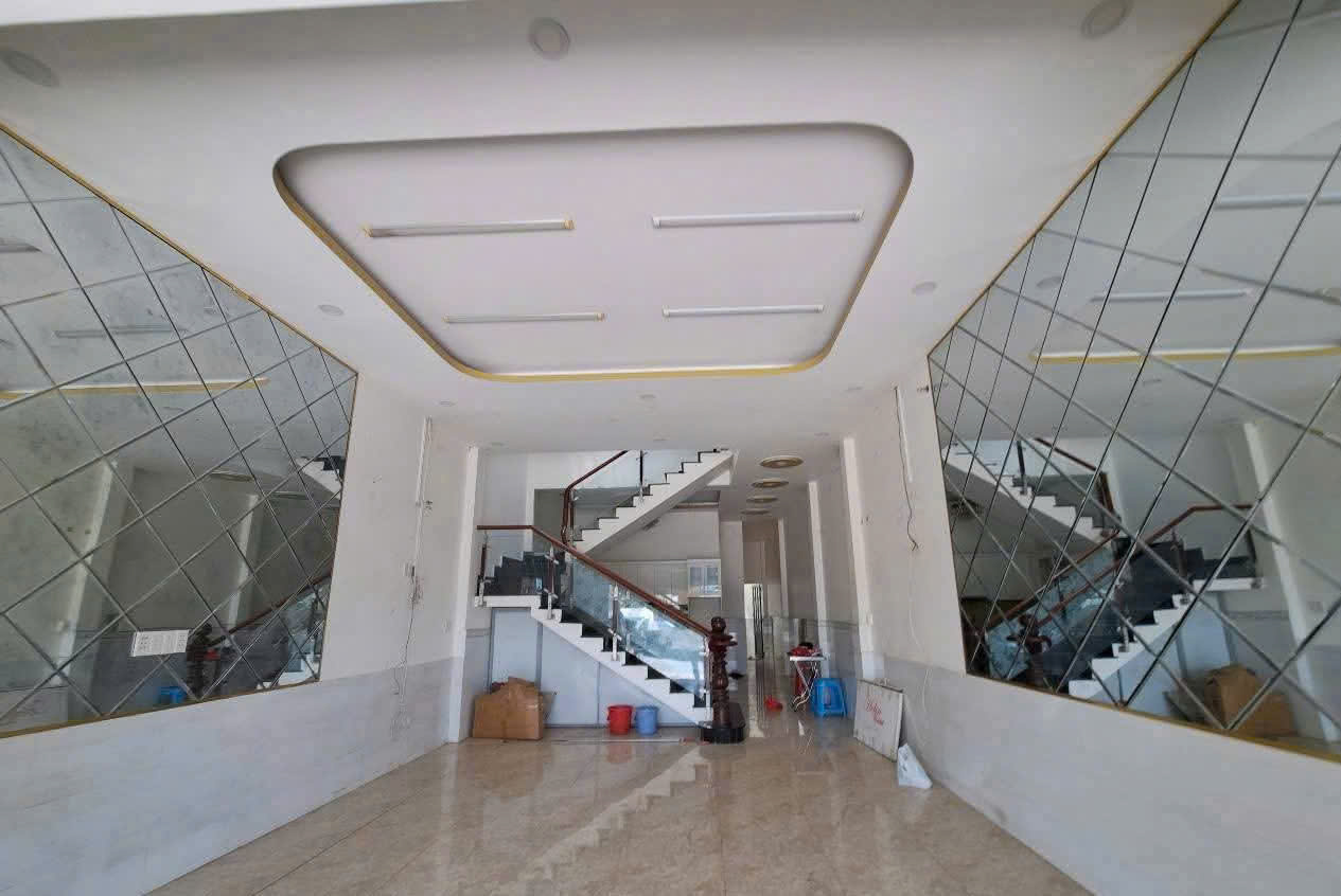 Bán nhà mặt tiền gần Chợ Mới xã Long Cang dt 100m2 full thổ 1 lầu ,3pn , 3wc giá chốt 3,9 tỷ 4