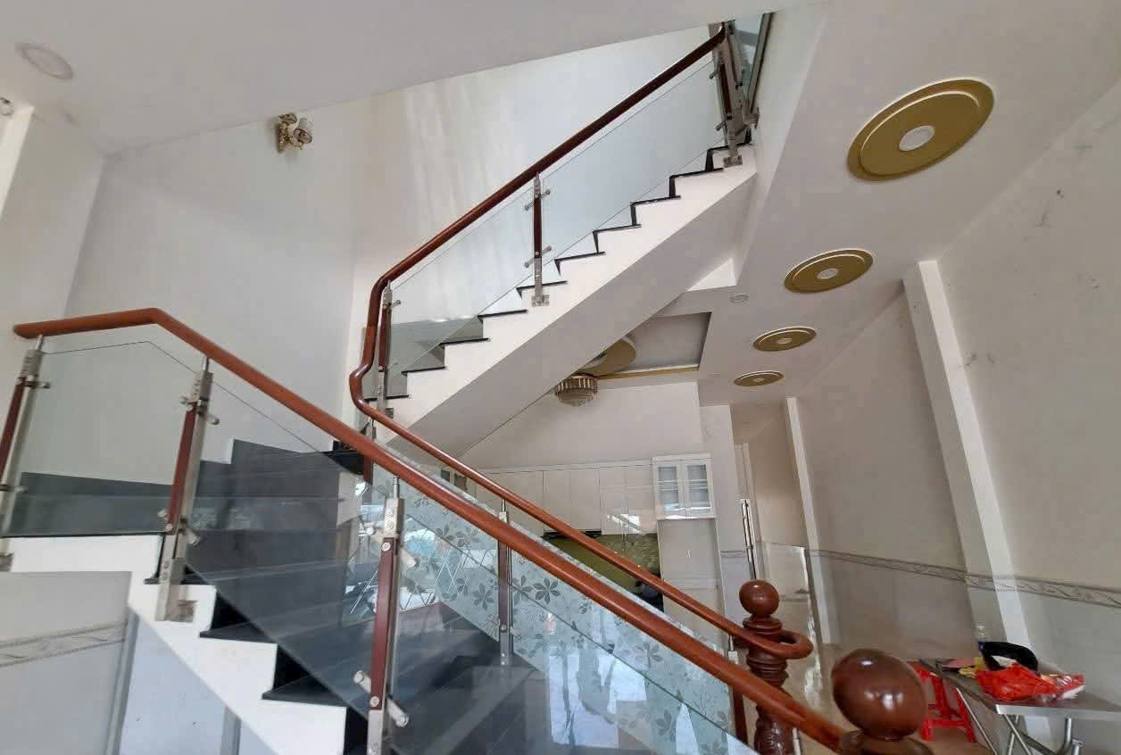 Bán nhà mặt tiền gần Chợ Mới xã Long Cang dt 100m2 full thổ 1 lầu ,3pn , 3wc giá chốt 3,9 tỷ 7
