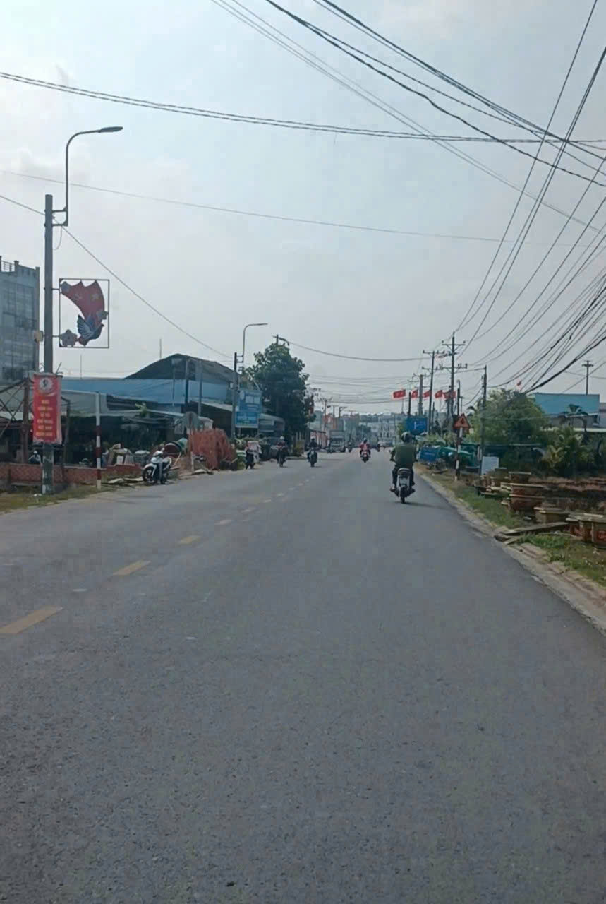 Bán đất trung tâm thị trấn Tân Trụ dt 800m2 ( 400m2  thổ) đường oto beton giá 2,7 tỷ 3