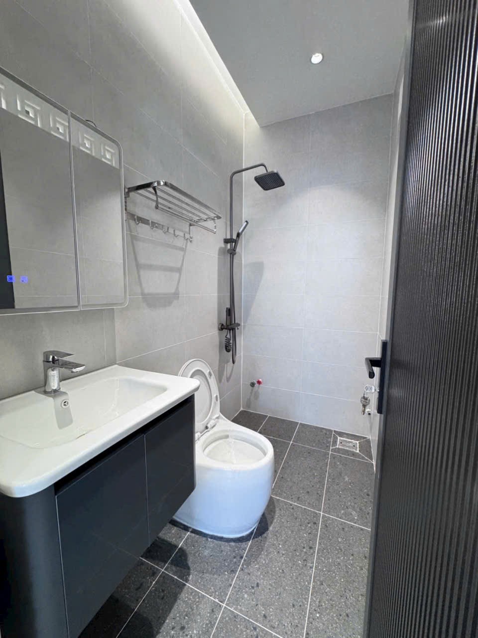 Bán nhà hẻm Mã Lò, Bình Trị Đông dt 61,5m2, 3 lầu , 5pn, 6wc, hẻm xe hơi, full nội thất giá 7,4 tỷ 7