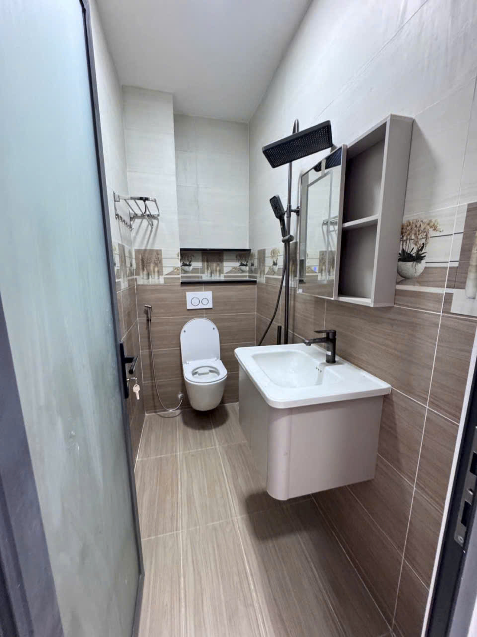 Bán nhà hẻm ngay chợ Liên Khu 5-6, Bình Hưng Hòa B dt 58m2 , 2 lầu, 4pn,4wc giá 5,9 tỷ 8