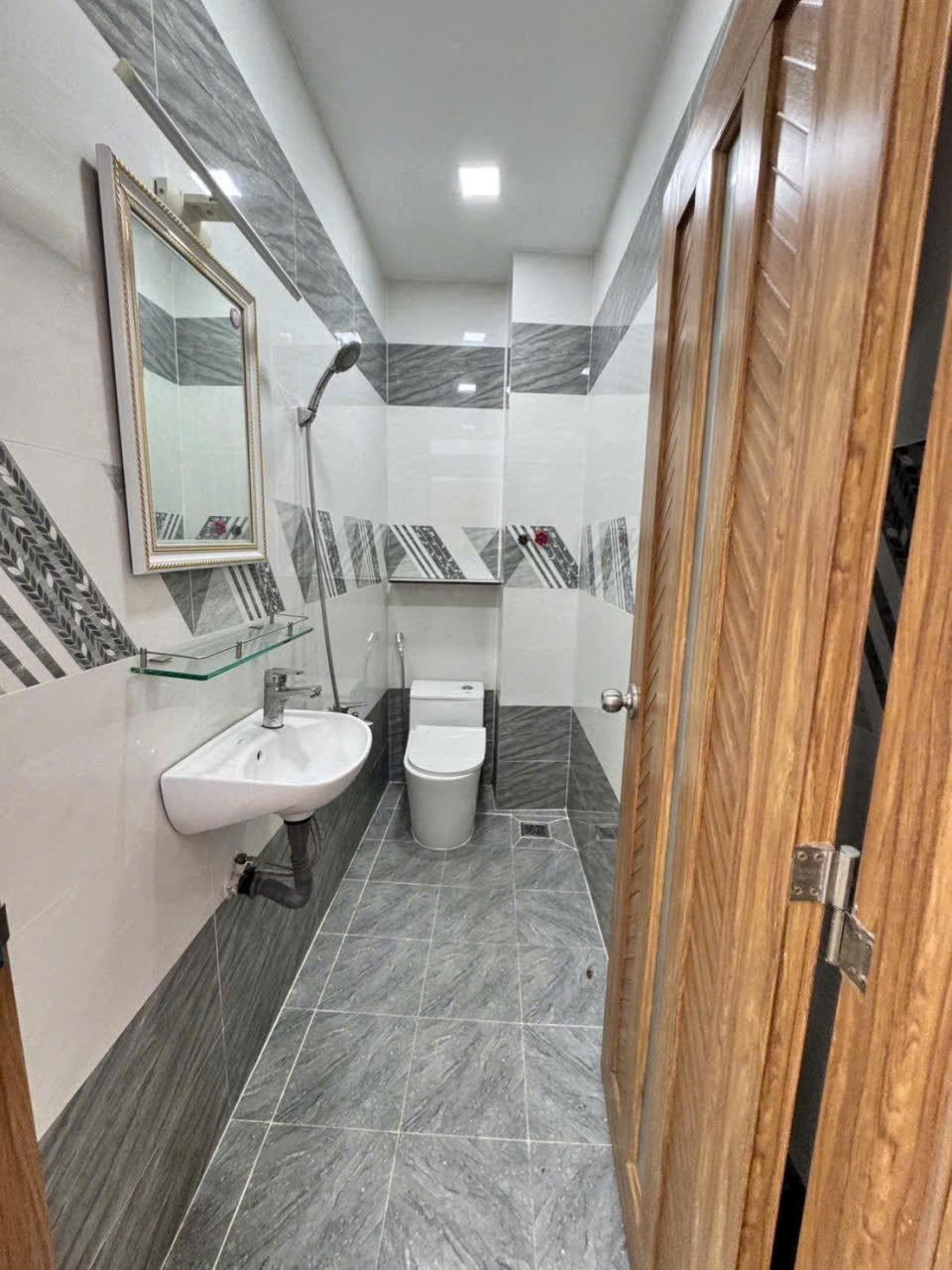 Bán nhà hẻm Liên Khu 5-6, Bình Hưng Hòa B, dt 48m2 , 2 lầu,3pn,3wc giá 5,39 tỷ 8