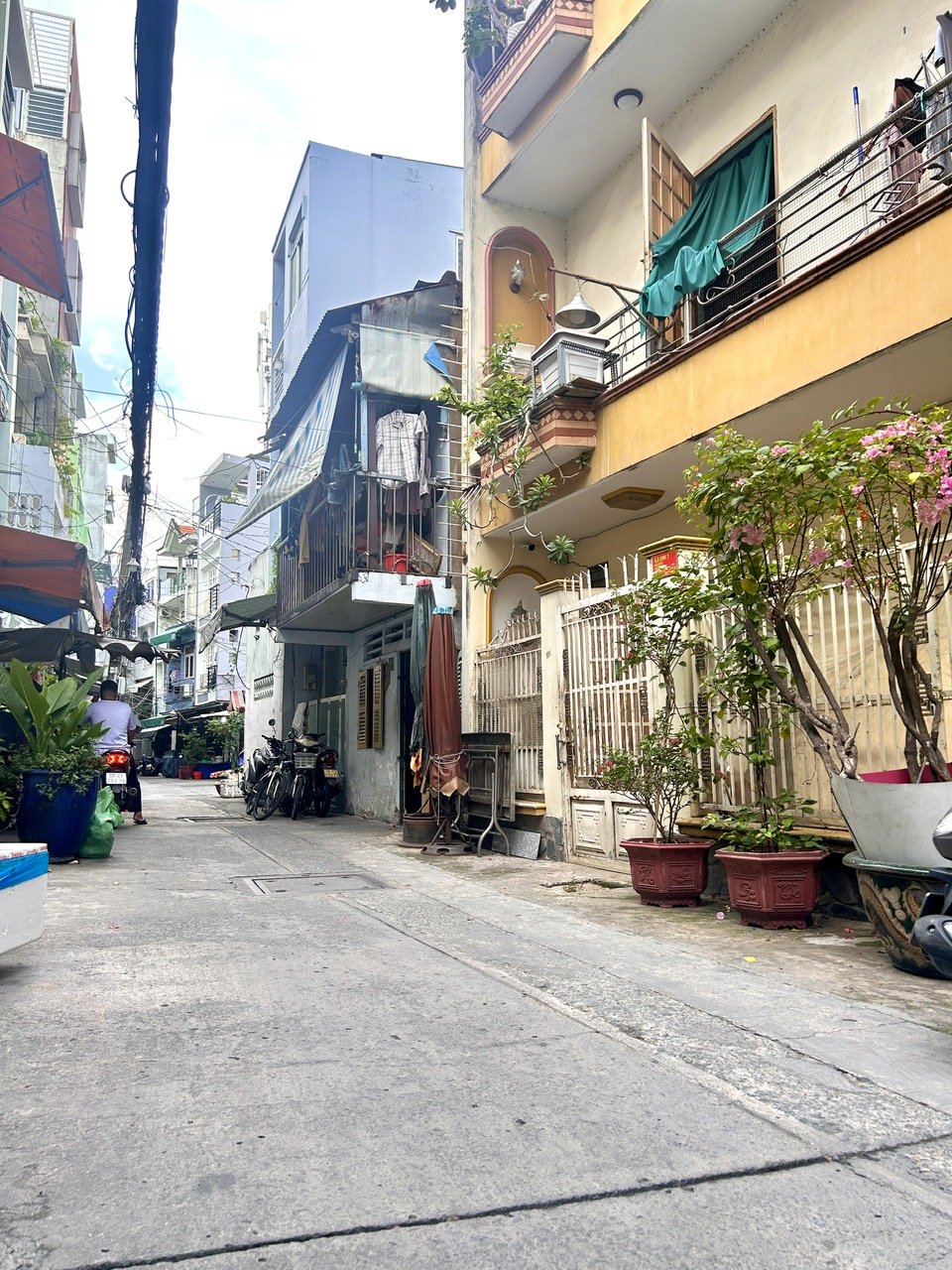 BÁN NHÀ Đ.TÔN THẤT THUYẾT- XE HƠI ĐẬU CỬA- CHỈ NHỈNH 5 ĐỒNG- GIAO THƯƠNG BẾN VÂN ĐỒN VỚI NGUYỄN 4