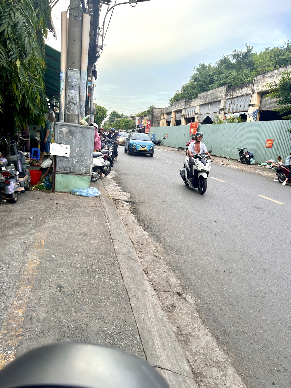 BÁN NHÀ Đ.TÔN THẤT THUYẾT- XE HƠI ĐẬU CỬA- CHỈ NHỈNH 5 ĐỒNG- GIAO THƯƠNG BẾN VÂN ĐỒN VỚI NGUYỄN 3
