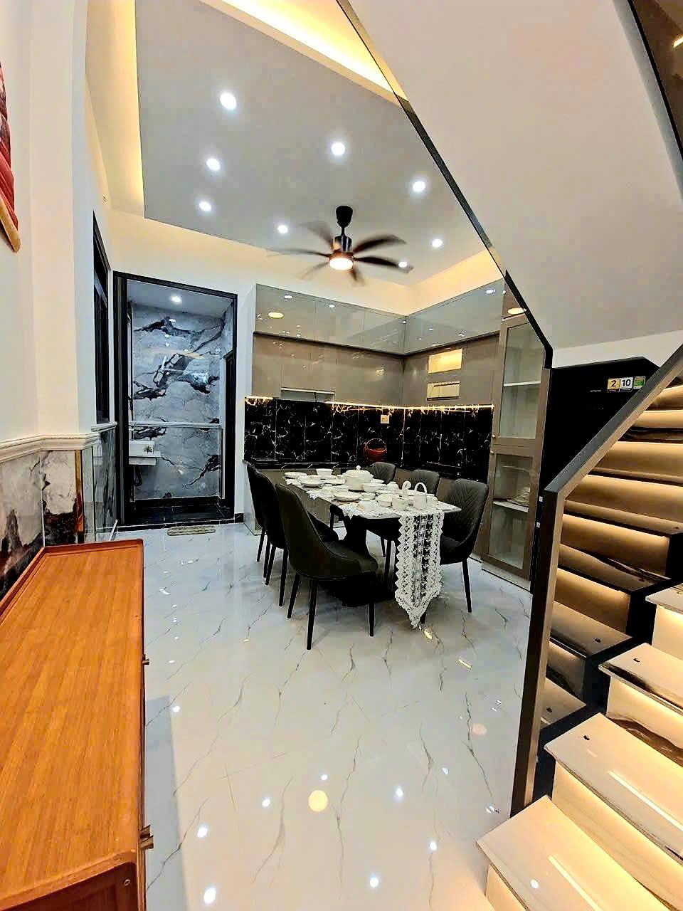 Nhà mới 3 tầng, hẻm xe hơi Huỳnh Tấn Phát, khu dân trí cao, 5 phòng, giá hơn 6 tỷ 2