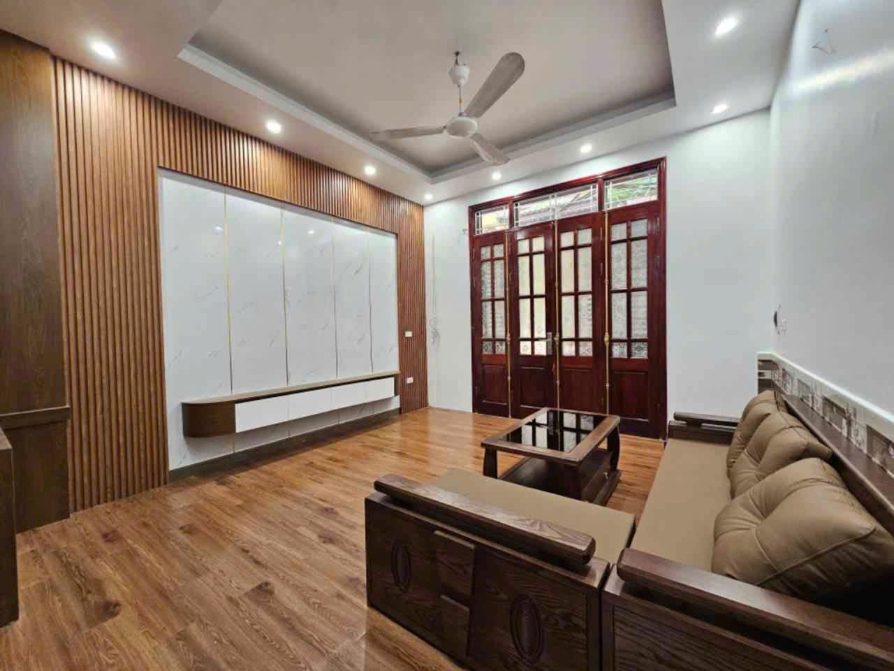 7 TỶ CÓ NGAY NHÀ 5 TẦNG, Ô TÔ ĐỖ CỔNG, GẦN HỒ ĐIỀU HÒA TRUNG TÂM THẠCH BÀN - CỔ LINH